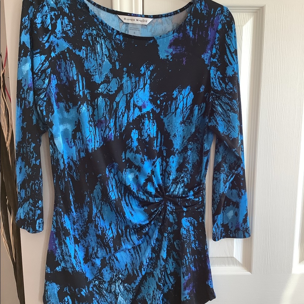 Bianca Nygard , 3/4 length sleeve, v shaped bottom